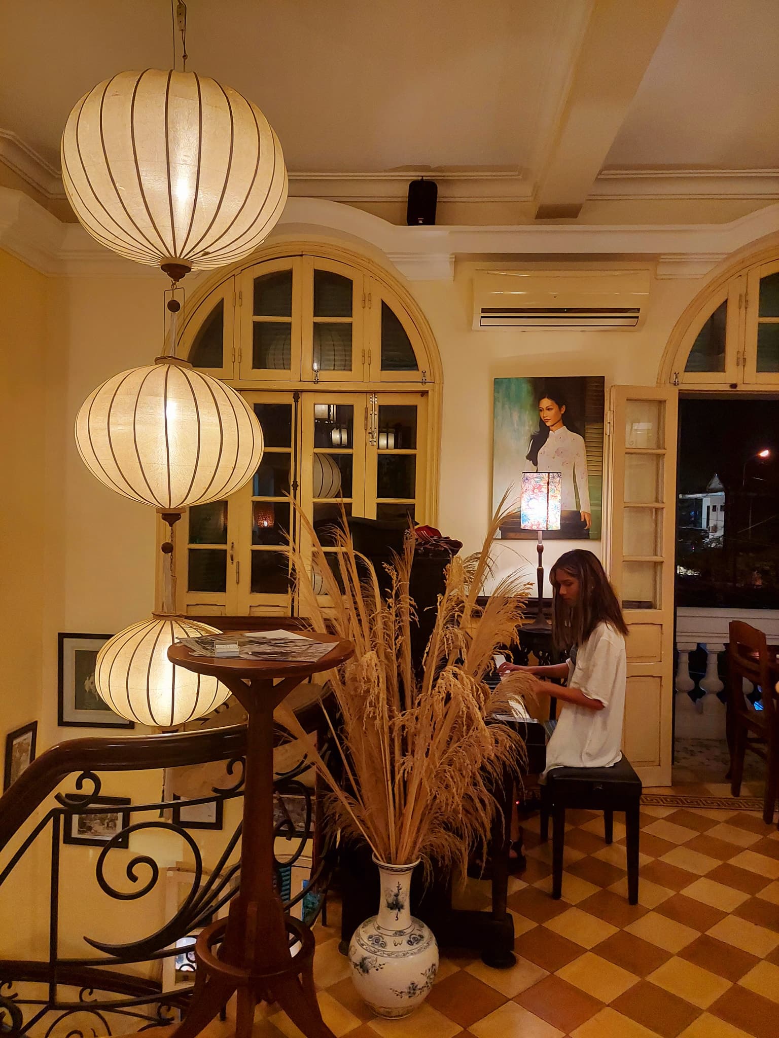 Thực đơn Âu Á tinh tế tại Nhà Hàng Vườn Khế Huế